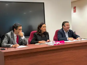 La secretaria general de UPL, Alicia Gallego (centro), en el Consejo General del partido que ha refrendado su designación como cabeza de lista para las elecciones autonómicas. La secretaria general de UPL, Alicia Gallego (centro), en el Consejo General del partido que ha refrendado su designación como cabeza de lista para las elecciones autonómicas.REMITIDA / HANDOUT por UPLFotografía remitida a medios de comunicación exclusivamente para ilustrar la noticia a la que hace referencia la imagen, y citando la procedencia de la imagen en la firma27/11/2025