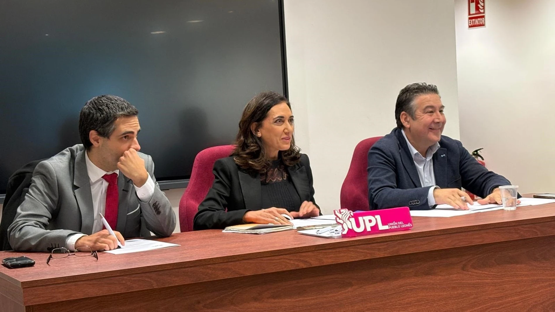 La secretaria general de UPL, Alicia Gallego (centro), en el Consejo General del partido que ha refrendado su designación como cabeza de lista para las elecciones autonómicas.REMITIDA / HANDOUT por UPLFotografía remitida a medios de comunicación exclusivamente para ilustrar la noticia a la que hace referencia la imagen, y citando la procedencia de la imagen en la firma27/11/2025