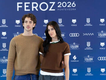 VIGO (PONTEVEDRA), 27/11/2025.- Los actores Milena Smit y Manu Rios, durante la lectura este jueves de las nominaciones para los Premios Feroz que se entregar&aacute;n en Pontevedra el 24 de enero del 2026. Estos premios distinguen lo mejor de la industria audiovisual, tanto en cine como en televisi&oacute;n. EFE / Salvador Sas 