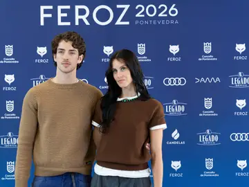 Lectura de las nominaciones para los Premios Feroz VIGO (PONTEVEDRA), 27/11/2025.- Los actores Milena Smit y Manu Rios, durante la lectura este jueves de las nominaciones para los Premios Feroz que se entregarán en Pontevedra el 24 de enero del 2026. Estos premios distinguen lo mejor de la industria audiovisual, tanto en cine como en televisión. EFE / Salvador Sas