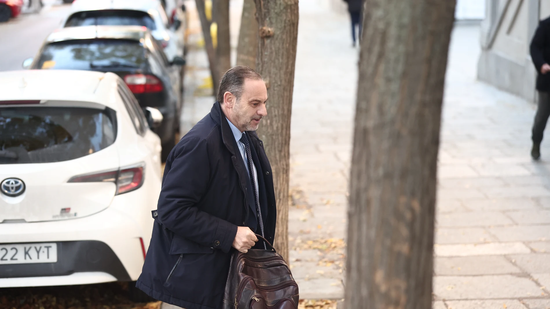 El exministro José Luis Abalos a su llegada al Tribunal Supremo, a 27 de noviembre de 2025, en Madrid (España). El magistrado del Tribunal Supremo, Leopoldo Puente, ha citado al exministro José Luis Ábalos y al exasesor Koldo García a comparecer hoy para decidir si les envía a prisión, como piden las acusaciones populares lideradas por el PP, de cara al juicio que se celebrará en contra de ambos por presuntas irregularidades en los contratos de mascarillas adjudicados por Transportes durante ...