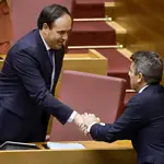 Pérez Llorca estrecha la mano de Carlos Mazón