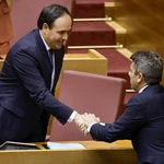 Pérez Llorca estrecha la mano de Carlos Mazón