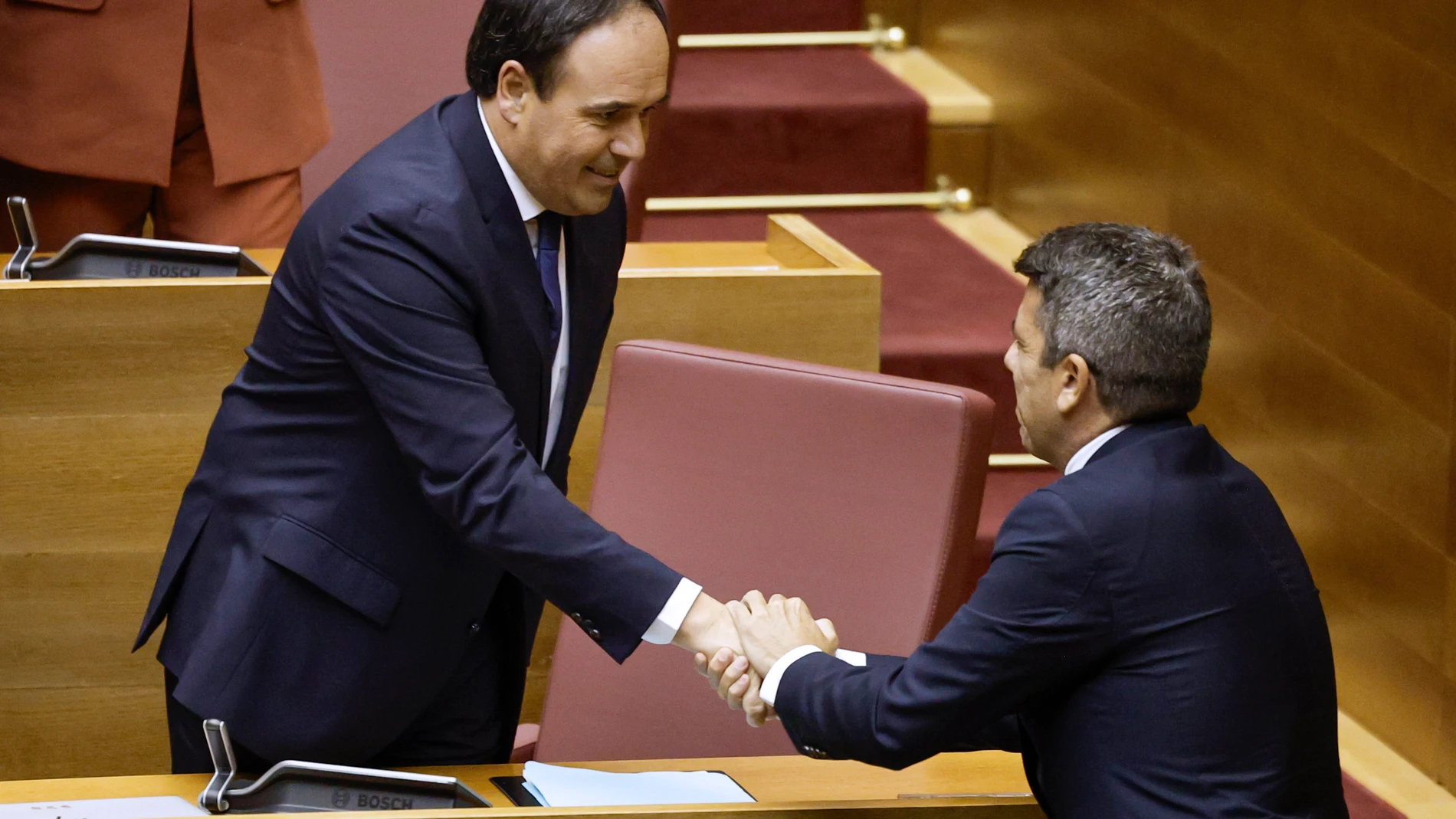 Pérez Llorca estrecha la mano de Carlos Mazón