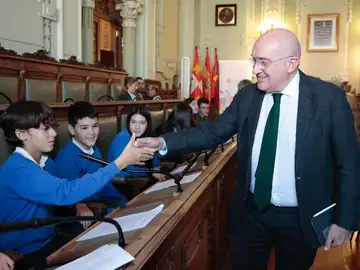 Jesús Julio Carnero saludo a varios menores en el Pleno del Consejo Municipal de la Infancia de 2025 Jesús Julio Carnero saludo a varios menores en el Pleno del Consejo Municipal de la Infancia de 2025