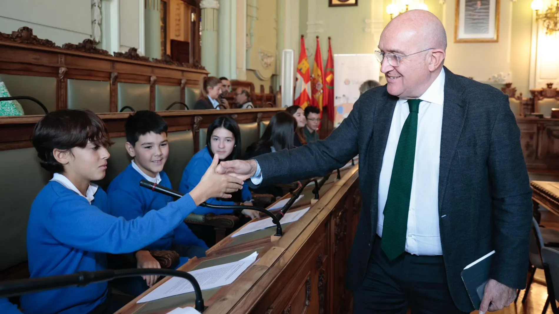 Jesús Julio Carnero saludo a varios menores en el Pleno del Consejo Municipal de la Infancia de 2025