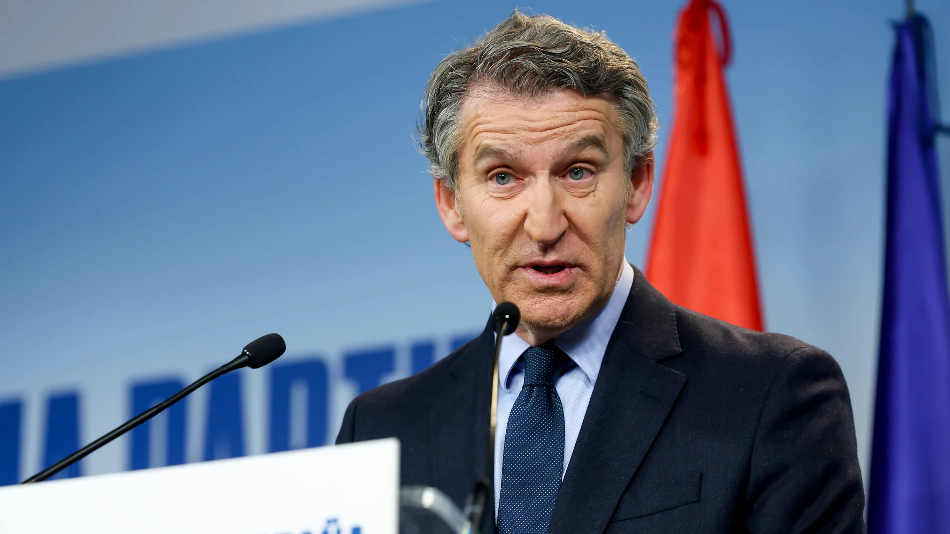 MADRID, 27/11/2025.- El líder del PP, Alberto Núñez Feijóó, ofrece una rueda de prensa este jueves en Madrid, en la que ha convocado a los españoles a acudir a una concentración el próximo domingo en Madrid contra el presidente del Gobierno, Pedro Sánchez, y la corrupción que asegura que está a su alrededor. Feijóo ha anunciado esa concentración en una declaración en la sede nacional de su partido tras la decisión del juez del Tribunal Supremo Leopoldo Puente de enviar a prisión provisional y...