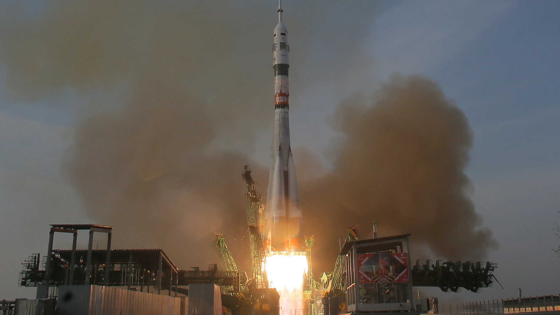 BAIKONUR (Kazakhstan), 27/11/2025.- The Russian Soyuz-2.1a booster rocket carrying the Soyuz MS-28 spacecraft blasts off from the Russian-leased Baikonur Cosmodrome in Baikonur, Kazakhstan, on 27 November 2025. The rocket is transporting NASA astronaut Chris Williams and Roscosmos cosmonauts Sergey Kud-Sverchkov and Sergey Mikaev to the International Space Station (ISS). (Kazajstán, Rusia) EFE/EPA/MAXIM SHIPENKOV