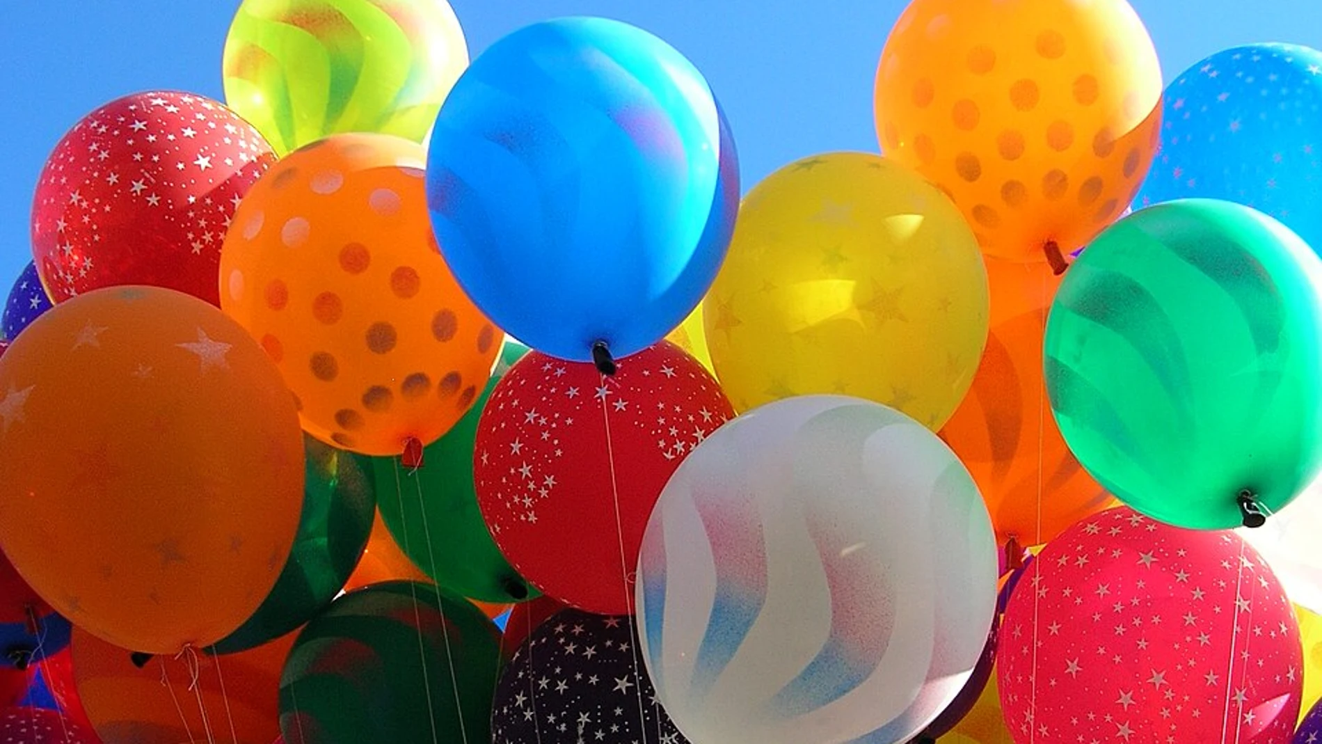 Varios globos con diferentes patrones y colores