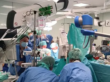 Un equipo de la Fundación Jiménez Díaz, durante la intervención de perfusión aislada de extremidad Un equipo de la Fundación Jiménez Díaz, durante la intervención de perfusión aislada de extremidad