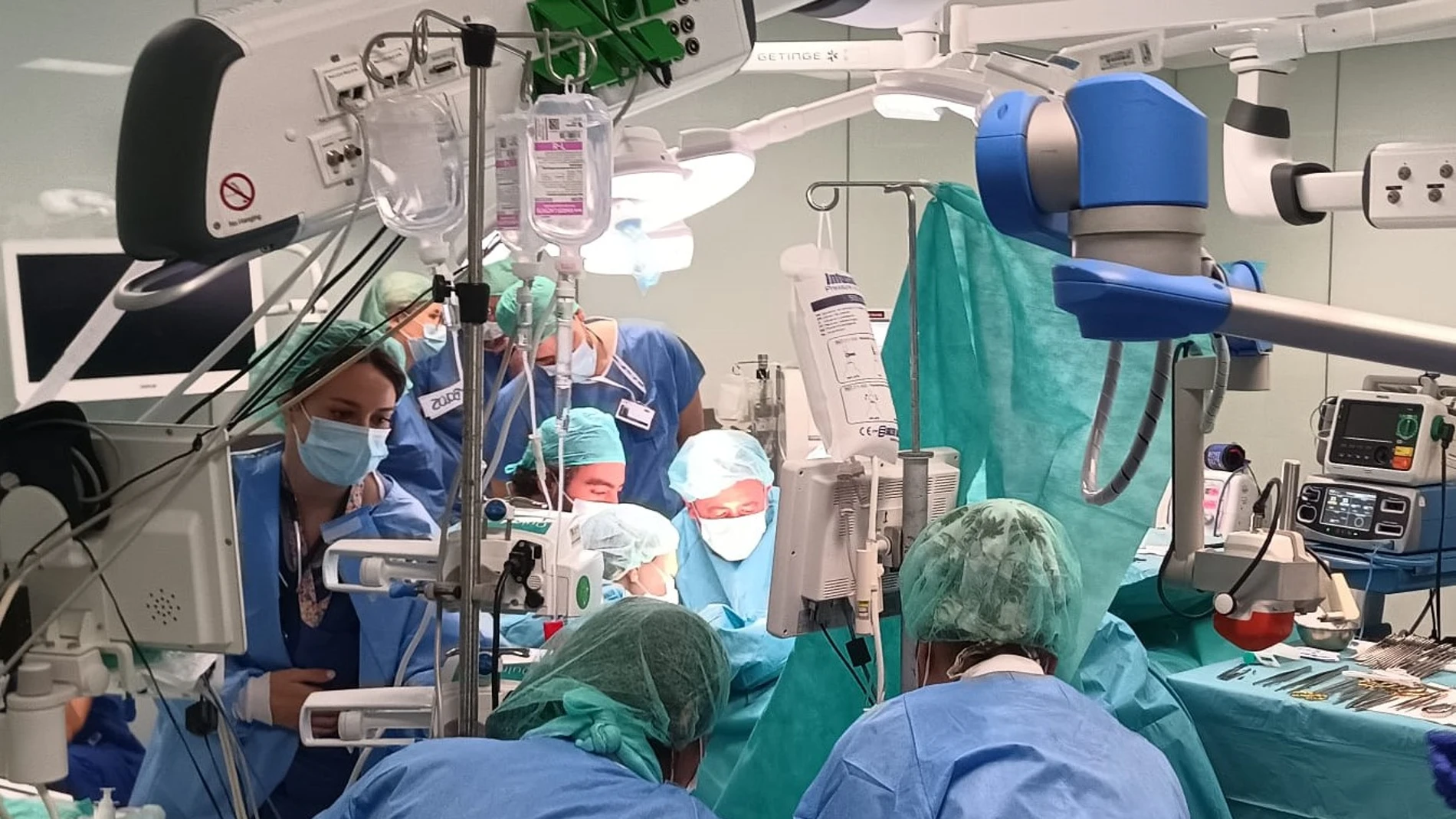 Un equipo de la Fundación Jiménez Díaz, durante la intervención de perfusión aislada de extremidad