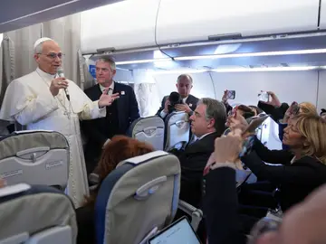 El Papa en el avión en su viaje hacia Turquía El Papa en el avión en su viaje hacia Turquía