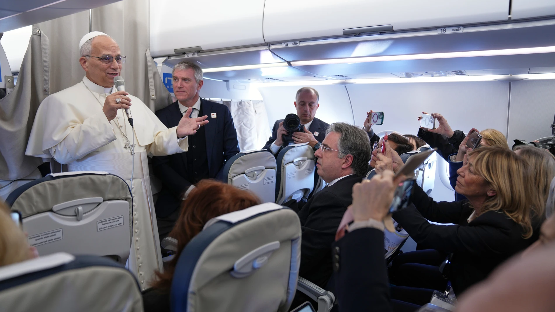 El Papa en el avión en su viaje hacia Turquía
