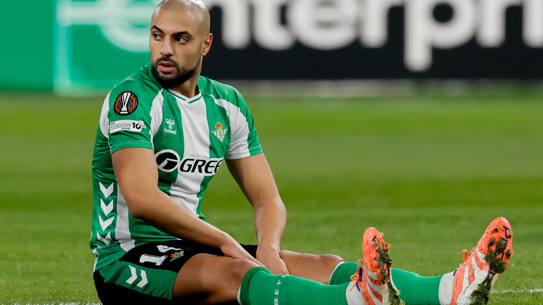 SEVILLA, 27/11/2025.- El jugador del Real Betis Sofyan Amrabat se duele tras un golpe durante el partido de Liga Europea UEFA disputado ante el FC Utrecht, este jueves en el estadio de La Cartuja. EFE/José Manuel Vidal