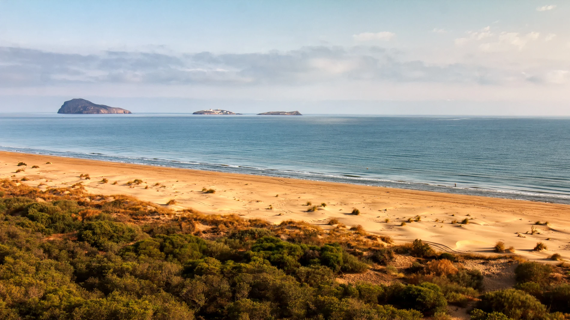 Marruecos reclama la soberanía de territorios españoles como el peñón de Vélez de la Gomera, las islas Alhucemas, Chafarinas y el islote Perejil, así como Ceuta y Melilla y el Sáhara Occidental