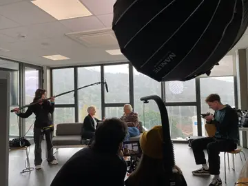 Un momento del rodaje de RED, que puede visualizarse gratuitamente en la plataforma CaixaForum+ Un momento del rodaje de RED, que puede visualizarse gratuitamente en la plataforma CaixaForum+