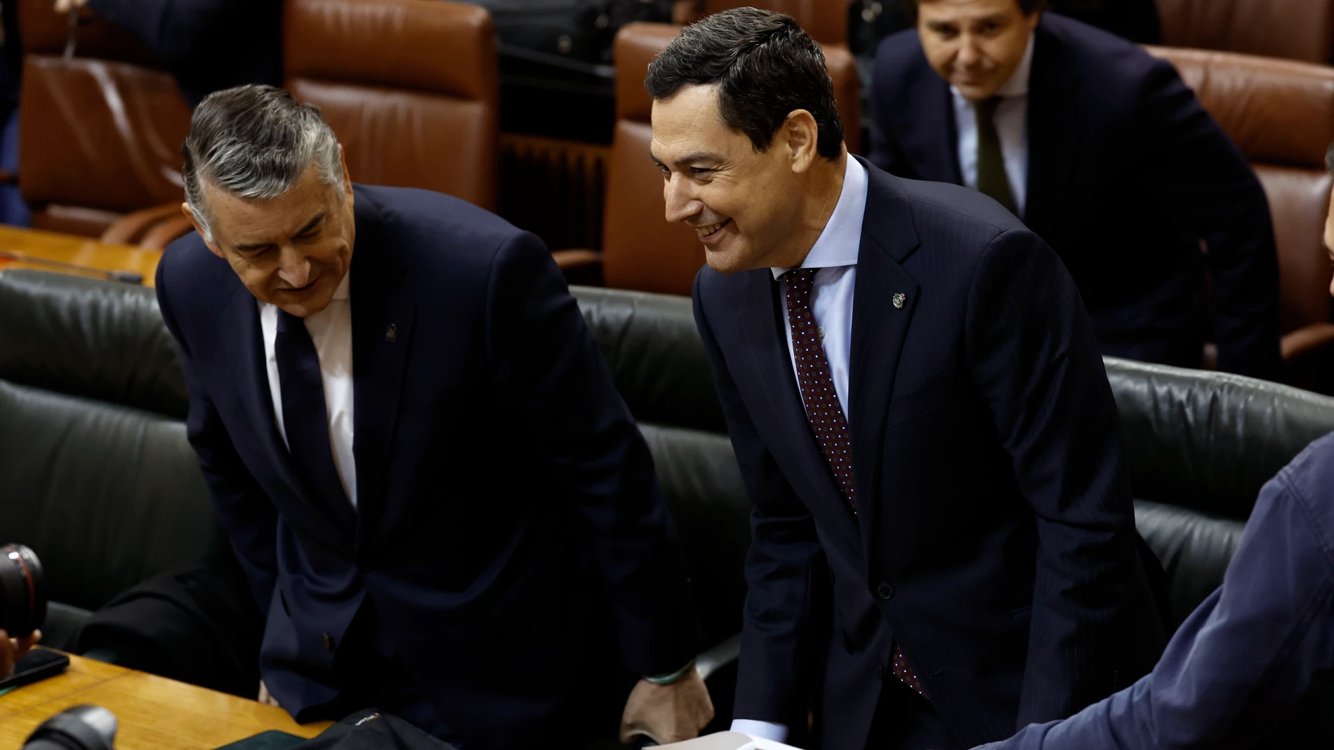 GRAFAND2241. SEVILLA, 27/11/2025.- El presidente de la Junta de Andalucía, Juanma Moreno (d), se sienta junto al consejero de Presidencia y Sanidad, Antonio Sanz (i), en el Parlamento andaluz que afronta el último debate sobre el estado de la comunidad de esta legislatura, a pocos meses de las elecciones andaluzas, previstas para el próximo mes de junio, este jueves en Sevilla. EFE/Julio Muñoz