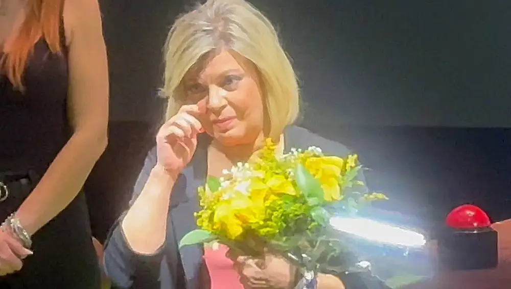 Rota en lágrimas al recordar a su madre, y ante un teatro casi vacío. El adiós agridulce de Terelu Campos