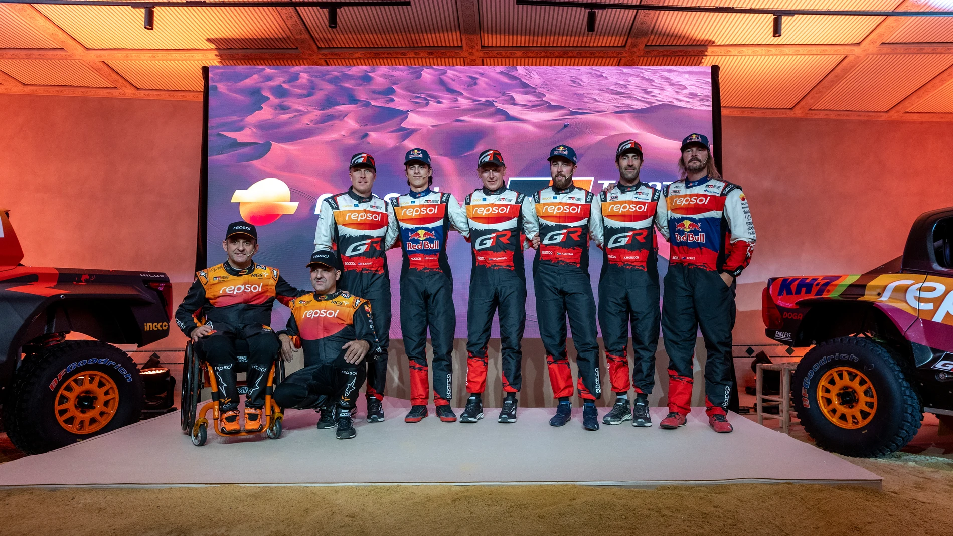 MADRID, 27/11/2025.- Los pilotos Isidre Esteve (i) y su copiloto Txema Villalobos (2-i), Seth Quintero (4-i), Henk Lategan (3-d), Toby Price (d) y el copiloto de rallies Armand Monleón (2-d) participan en un acto de Toyota en Madrid, este jueves. Los equipos Toyota Gazoo Racing y Repsol Toyota Rally Team presentaron este jueves su nuevo Toyota Hilux T1+ Evo, un vehículo "impresionante" según Isidre Esteve, uno de sus pilotos, que empleará, al igual que en 2025, un combustible con 70% de mater...