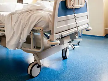 Sanidad admite "mala praxis" y fallos en un cáncer terminal en Canarias: "Nunca se programó un TAC solicitado tres años antes" Imagen de archivo de la cama de un hospital