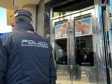 El Ayuntamiento de Madrid precinta el Teatro Barceló por exceso de aforo El Ayuntamiento de Madrid precinta el Teatro Barceló por exceso de aforo