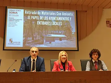 El director general de Trabajo y Prevención de Riesgos Laborales, José Manuel Barrios, acompañado de la delegada territorial de la Junta de Castilla y León en Soria, Yolanda de Gregorio, ha inaugurado hoy la Jornada Técnica "Retirada de Materiales Con Amianto: El papel de los Ayuntamientos y Entidades Locales", en Soria El director general de Trabajo y Prevención de Riesgos Laborales, José Manuel Barrios, acompañado de la delegada territorial de la Junta de Castilla y León en Soria, Yolanda de Gregorio, ha inaugurado hoy la Jornada Técnica "Retirada de Materiales Con Amianto: El papel de los Ayuntamientos y Entidades Locales", en Soria