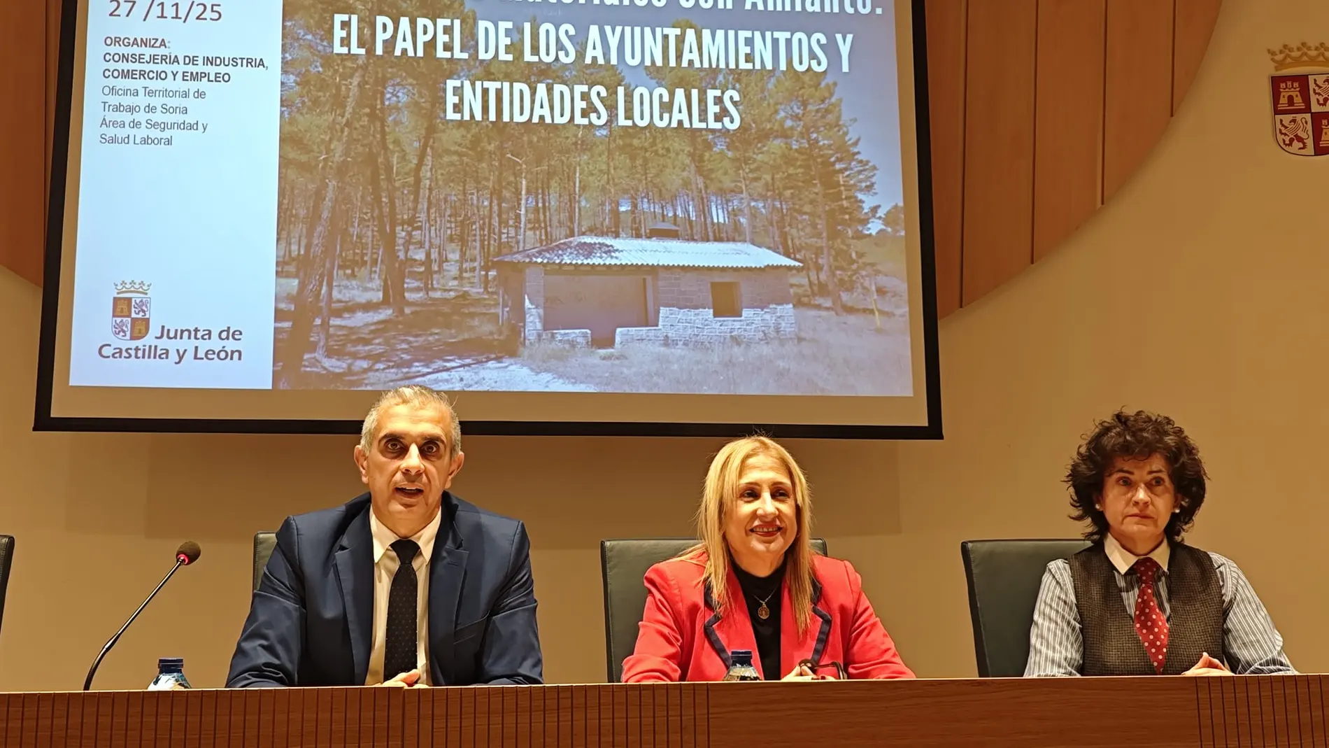 El director general de Trabajo y Prevención de Riesgos Laborales, José Manuel Barrios, acompañado de la delegada territorial de la Junta de Castilla y León en Soria, Yolanda de Gregorio, ha inaugurado hoy la Jornada Técnica "Retirada de Materiales Con Amianto: El papel de los Ayuntamientos y Entidades Locales", en Soria