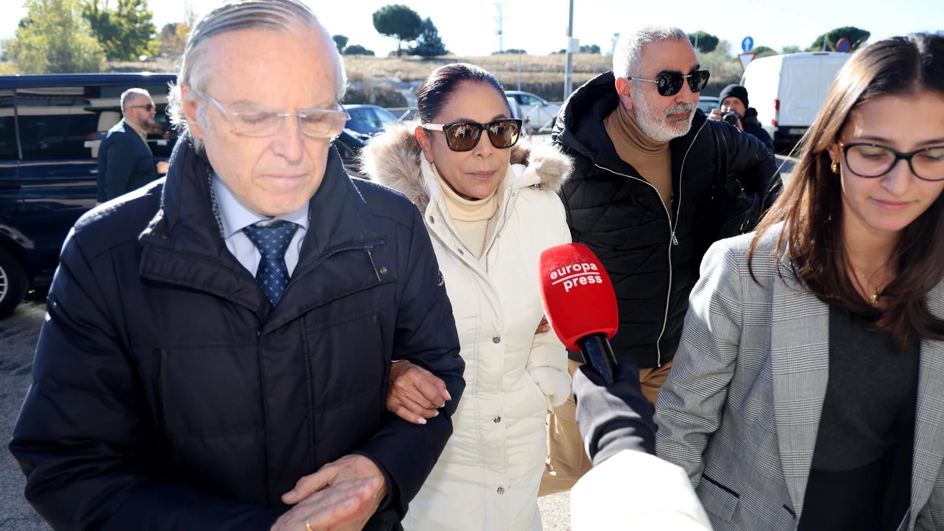 Isabel Pantoja llega a los juzgados de Pozuelo de Alarcón acompañada por su abogado, Eduardo de Urbano, y su hermano, Agustín Pantoja, para ratificar su demanda contra varios periodistas, a 27 de noviembre de 2025, en Madrid (España). ABOGADO;JUZGADOS;ISABEL PANTOJA;DEMANDA;27 NOVIEMBRE 2025 Raúl Terrel / Europa Press 27/11/2025
