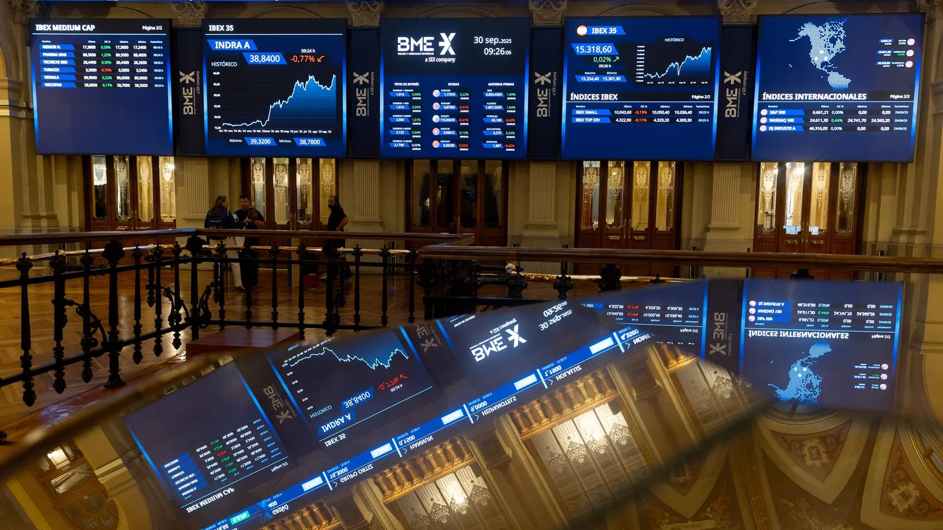 Economía/Bolsa.- El Ibex 35 cotiza con una ligera caída del 0,1% al mediodía, pero resiste sobre los 16.300 enteros