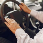 La DGT lo explica: ¿a qué edad debe una persona dejar de conducir y cuáles son las señales para hacerlo?