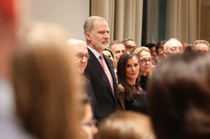 La Reina Letizia recupera su icónico vestido de rejilla y flecos de Hugo Boss en la recepción alemana: un guiño de estilo impecable La Reina Letizia recupera su icónico vestido de rejilla y flecos de Hugo Boss en la recepción alemana: un guiño de estilo impecable