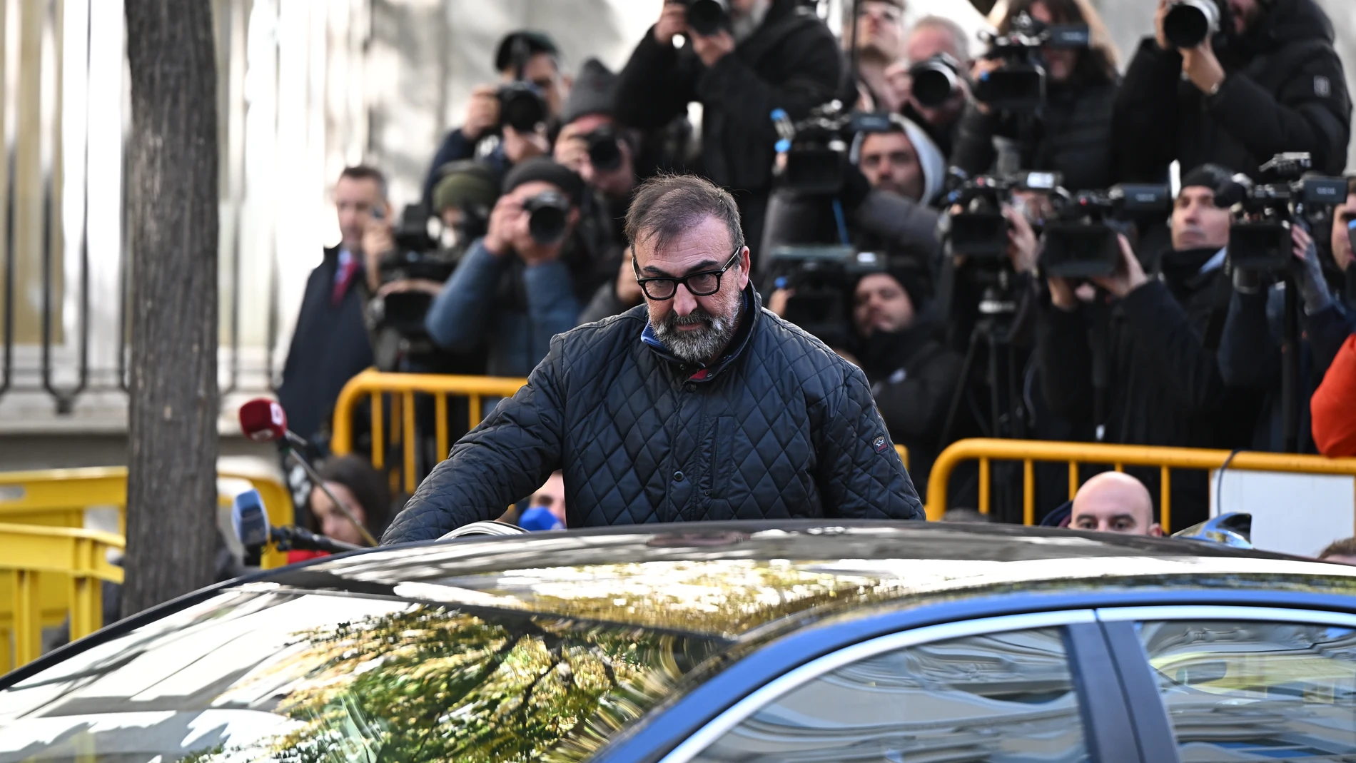 MADRID, 27/11/2025.- Koldo García, exasesor del ministro José Luis Ábalos, llega al Tribunal Supremo, donde el juez Leopoldo Puente decide si le envía a prisión preventiva o mantiene en libertad ante la gravedad de las penas que pide la Fiscalía contra ellos el mismo día en el que el comisionista y presunto corruptor Víctor de Aldama comparece en la Audiencia Nacional como investigado. EFE/ Fernando Villar