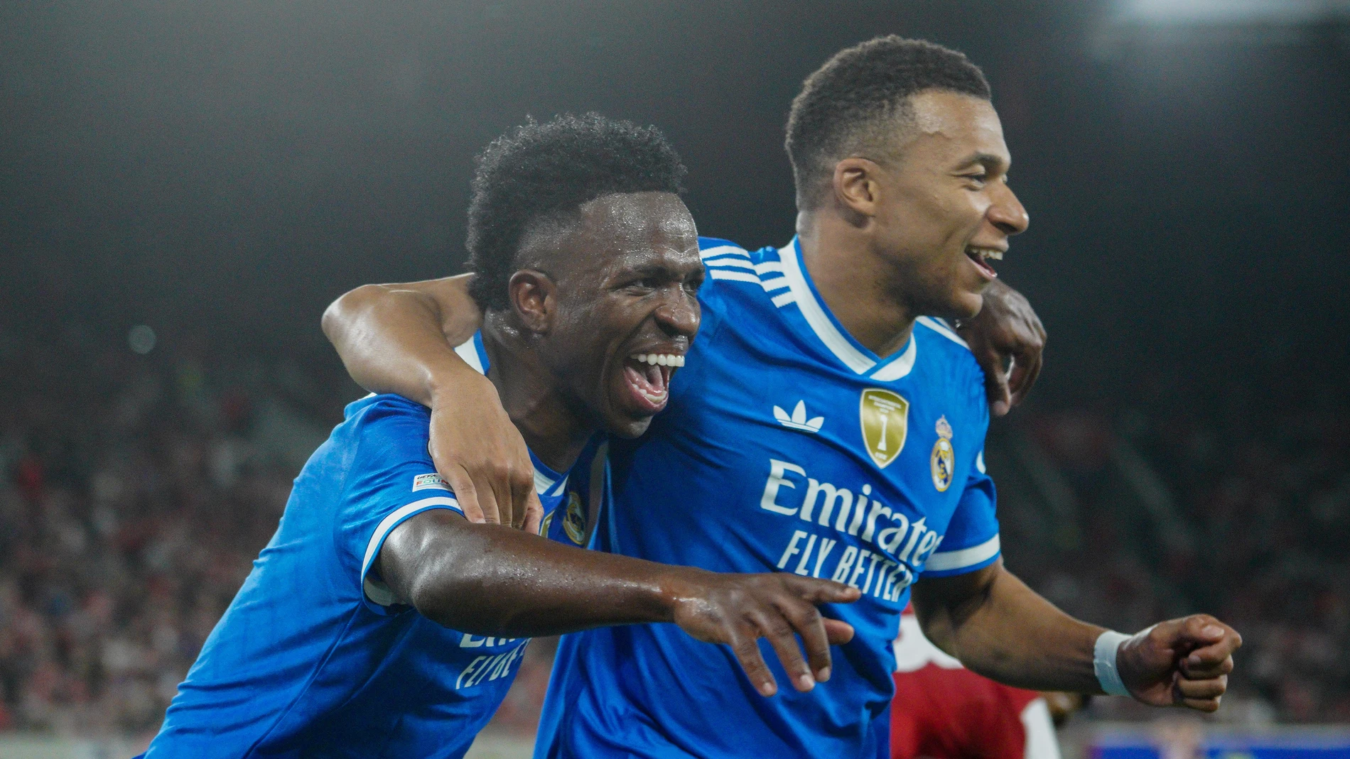26 November 2025, Greece, Athens: Real Madrid's Kylian Mbappe (R) celebrates scoring his side's fourth goal with teammate Vinicius Junior during the UEFA Champions League soccer match between Olympiacos and Real Madrid at Karaiskakis Stadium. Photo: Giorgos Arapekos/ZUMA Press Wire/dpa26/11/2025 ONLY FOR USE IN SPAIN
