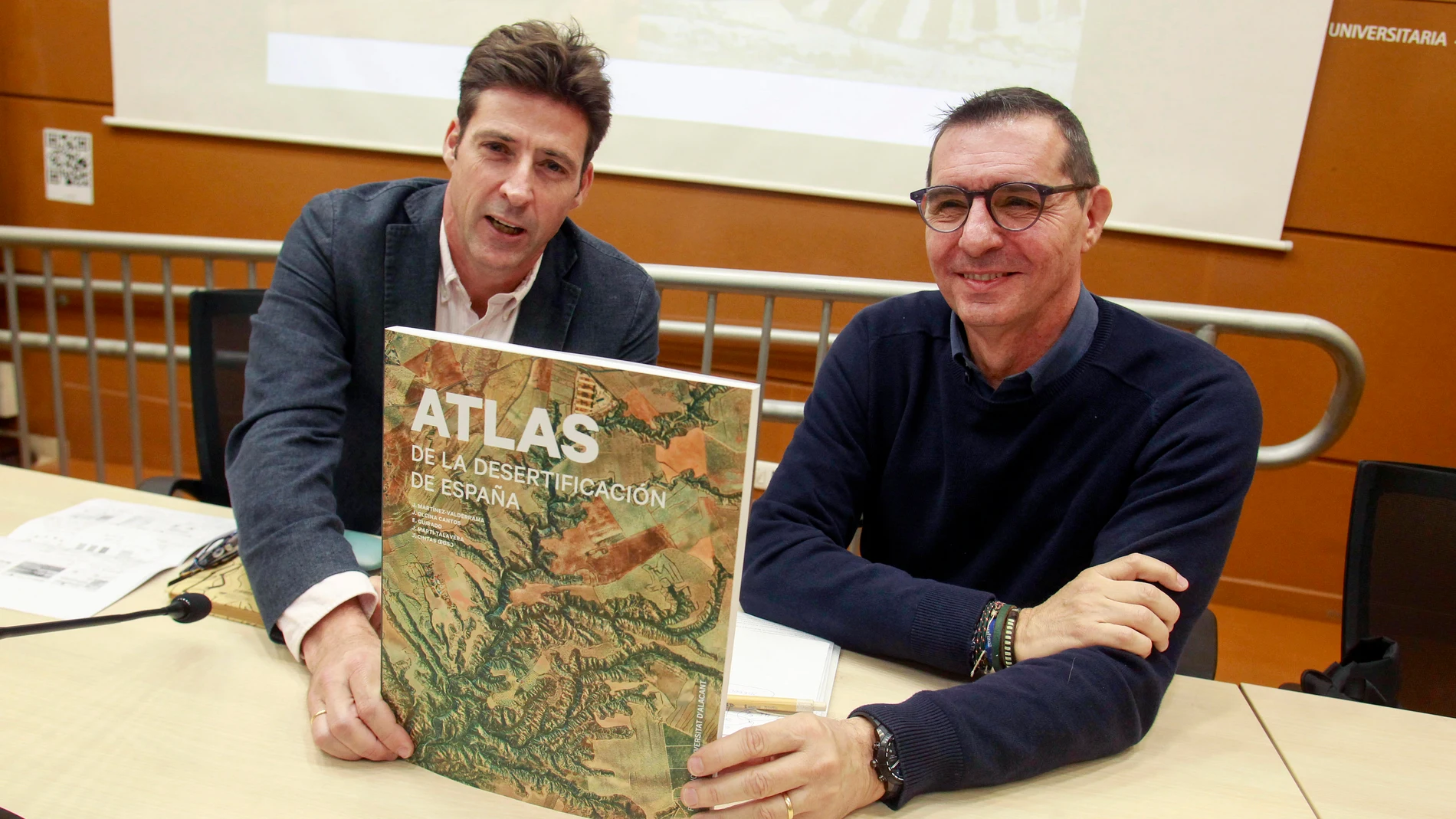 GRAFCVA955. ALICANTE, 27/11/2025.- Presentan el 'Atlas de desertificación de España' sus autores, el catedrático de Análisis Geográfico Regional de la Universidad de Alicante Jorge Olcina (d) y el científico de la Estación Experimental de Zonas Áridas del Consejo Superior de Investigaciones Científicas (CSIC) Jaime Martínez. EFE/Morell