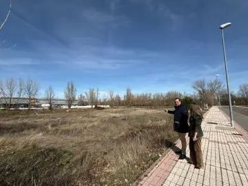 El alcalde de Santa Marta de Tormes, David Mingo, en los terrenos donde se van a construir estas viviendas El alcalde de Santa Marta de Tormes, David Mingo, en los terrenos donde se van a construir estas viviendas