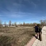 El alcalde de Santa Marta de Tormes, David Mingo, en los terrenos donde se van a construir estas viviendas