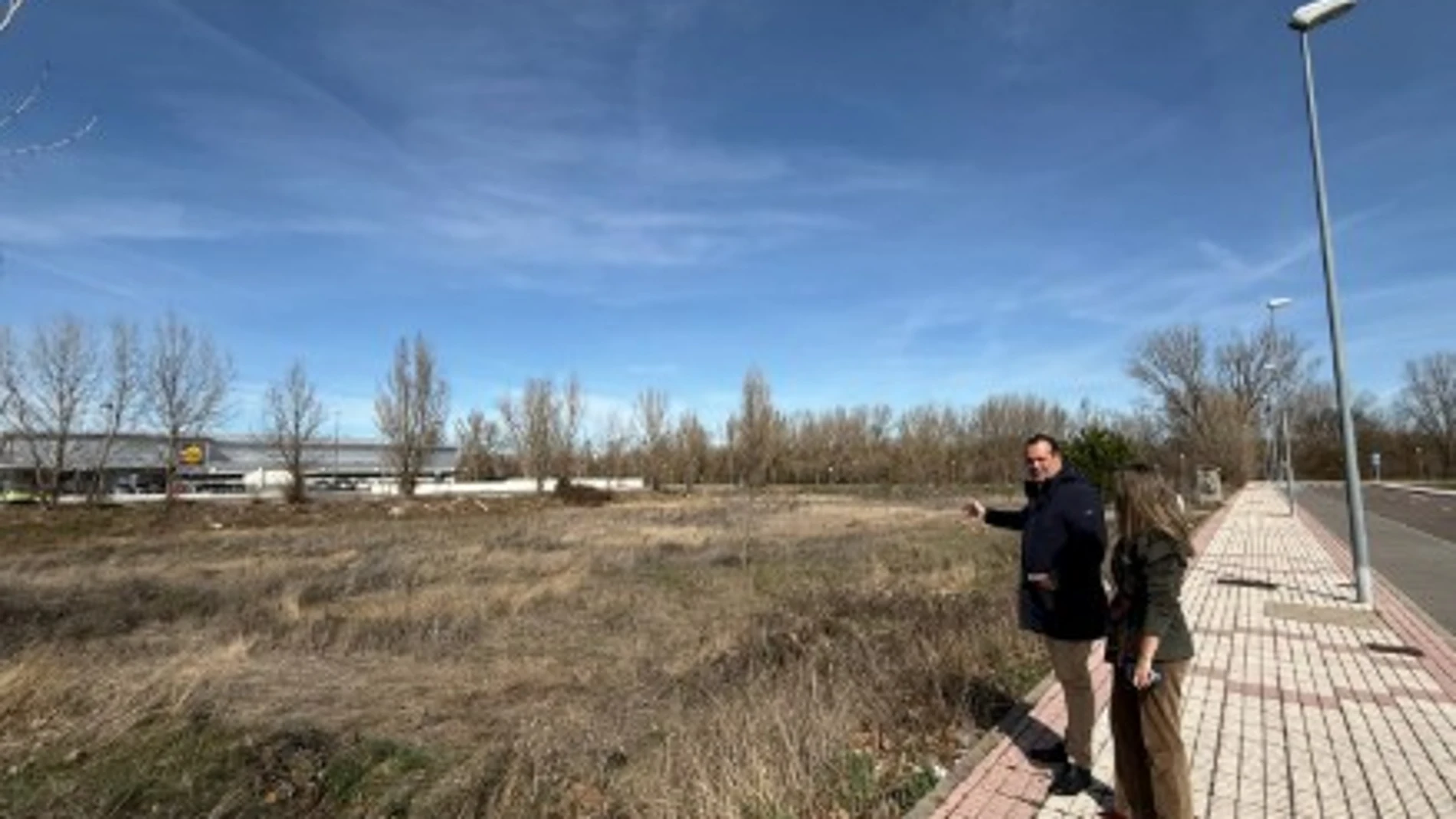 El alcalde de Santa Marta de Tormes, David Mingo, en los terrenos donde se van a construir estas viviendas