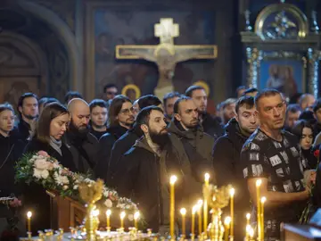 Kyiv bids farewell to two fallen Ukrainian soldiers Kyiv (Ukraine), 28/11/2025.- Relatives, friends, and comrades attend a farewell ceremony for Artur Vilchynskyi and Myroslava Kopcha at St. Mykhailivsky Cathedral in Kyiv, Ukraine, 28 November 2025, amid the Russian invasion. Vilchynskyi, 38, callsign 'Promin', an engineer and designer; and Kopcha, 25, callsign 'Akira', an artist and designer, who served in the volunteer unit 'Barakuda', were killed during combat on 25 November 2025. (Rusia, Ucrania, Kiev) EFE/EPA/SERGEY DOLZHENKO