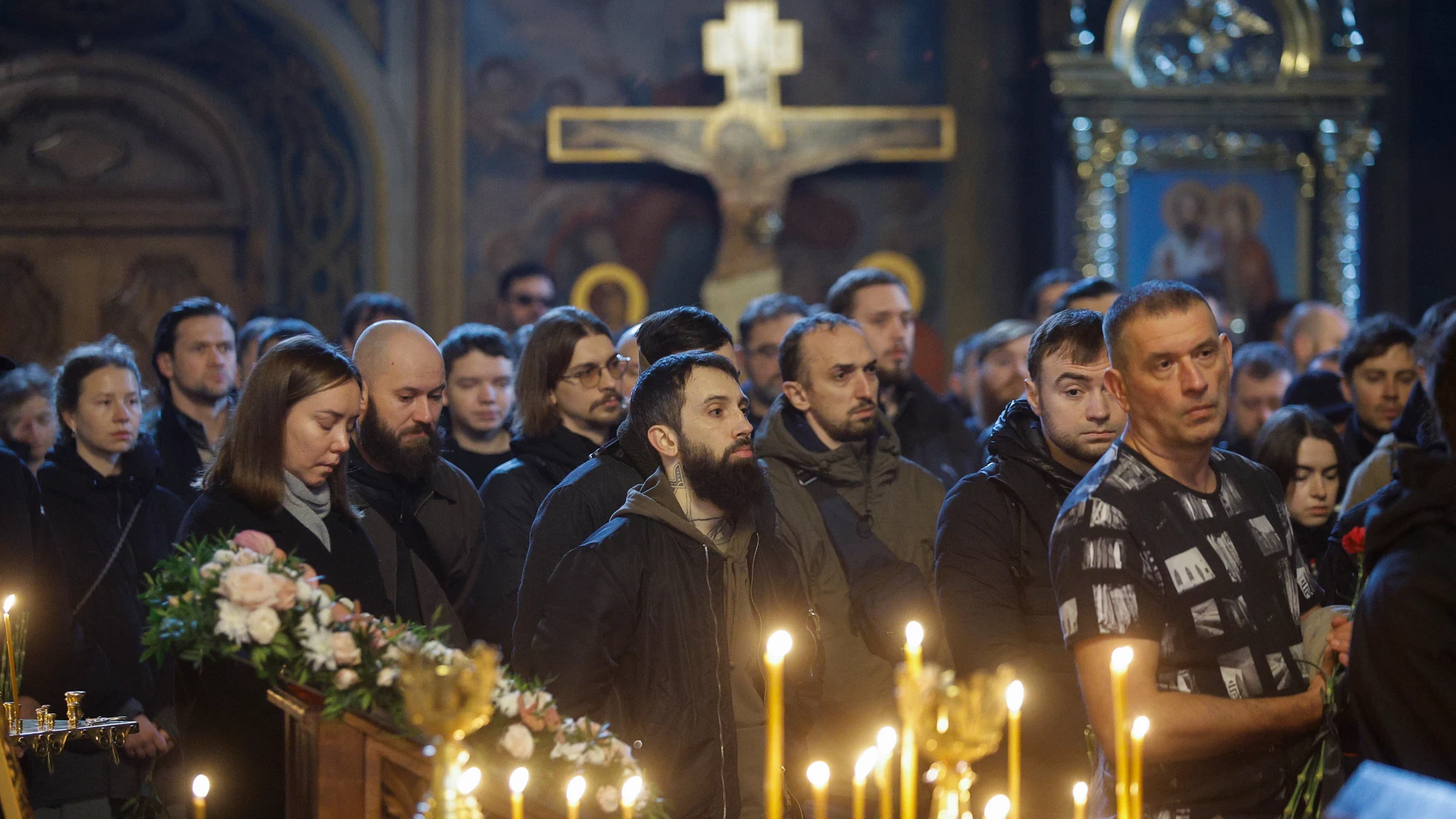 Kyiv (Ukraine), 28/11/2025.- Relatives, friends, and comrades attend a farewell ceremony for Artur Vilchynskyi and Myroslava Kopcha at St. Mykhailivsky Cathedral in Kyiv, Ukraine, 28 November 2025, amid the Russian invasion. Vilchynskyi, 38, callsign 'Promin', an engineer and designer; and Kopcha, 25, callsign 'Akira', an artist and designer, who served in the volunteer unit 'Barakuda', were killed during combat on 25 November 2025. (Rusia, Ucrania, Kiev) EFE/EPA/SERGEY DOLZHENKO