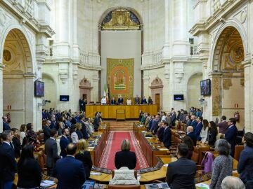 La totalidad de los parlamentarios secundó el minuto de silencio en recuerdo a las víctimas de la violencia de género