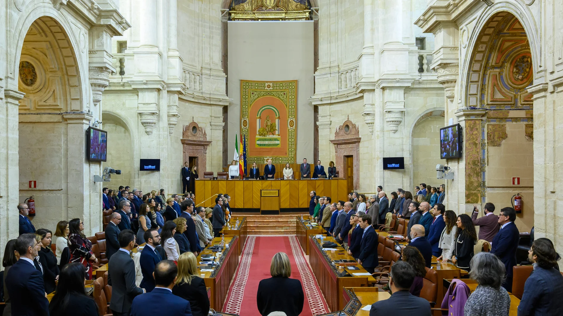 La totalidad de los parlamentarios secundó el minuto de silencio en recuerdo a las víctimas de la violencia de género