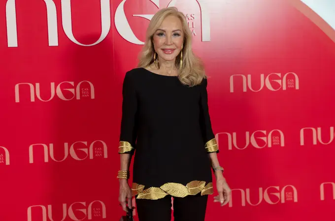 Carmen Lomana conquista Madrid con los zapatos bicolor de Chanel que son el sueño de cualquier amante del lujo Carmen Lomana conquista Madrid con los zapatos bicolor de Chanel que son el sueño de cualquier amante del lujo