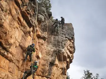Miembros del Grupo de Intervenciones en Altura, GRIA. han desmontado varias vías de escalada instaladas de manera ilegal y sin las autorizaciones pertinentes en una zona del Parque Natural Sierra Norte de Guadarrama en la provincia segoviana Miembros del Grupo de Intervenciones en Altura, GRIA. han desmontado varias vías de escalada instaladas de manera ilegal y sin las autorizaciones pertinentes en una zona del Parque Natural Sierra Norte de Guadarrama en la provincia segoviana