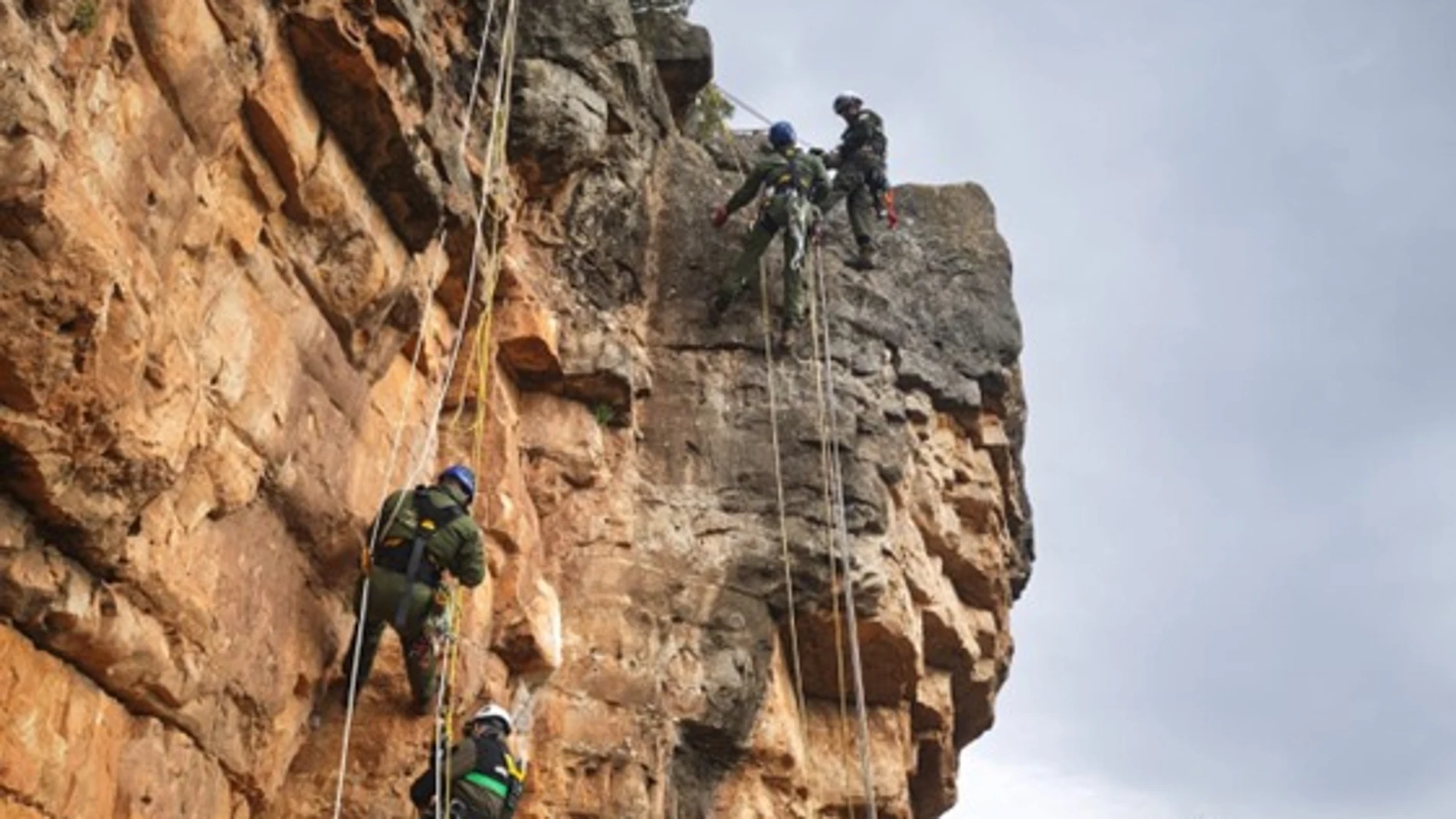 Miembros del Grupo de Intervenciones en Altura, GRIA. han desmontado varias vías de escalada instaladas de manera ilegal y sin las autorizaciones pertinentes en una zona del Parque Natural Sierra Norte de Guadarrama en la provincia segoviana