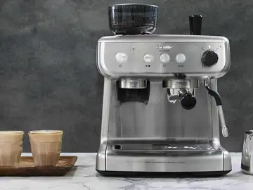 Su vaporizador de leche te permite crear espuma como en las cafeterías Breville Barista Max