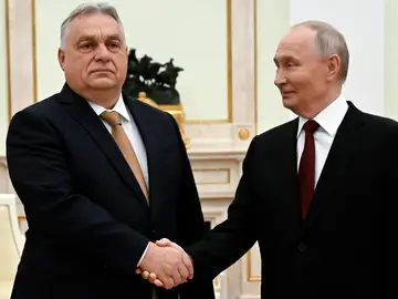 Russian President Vladimir Putin meets Hungarian Prime Minister Viktor Orban at Kremlin MOSCOW (Russian Federation), 28/11/2025.- Russian President Vladimir Putin (R) and Hungarian Prime Minister Viktor Orban shake hands during a meeting at the Kremlin in Moscow, Russia, 28 November 2025. (Hungría, Rusia, Moscú) EFE/EPA/ALEXANDER NEMENOV / POOL