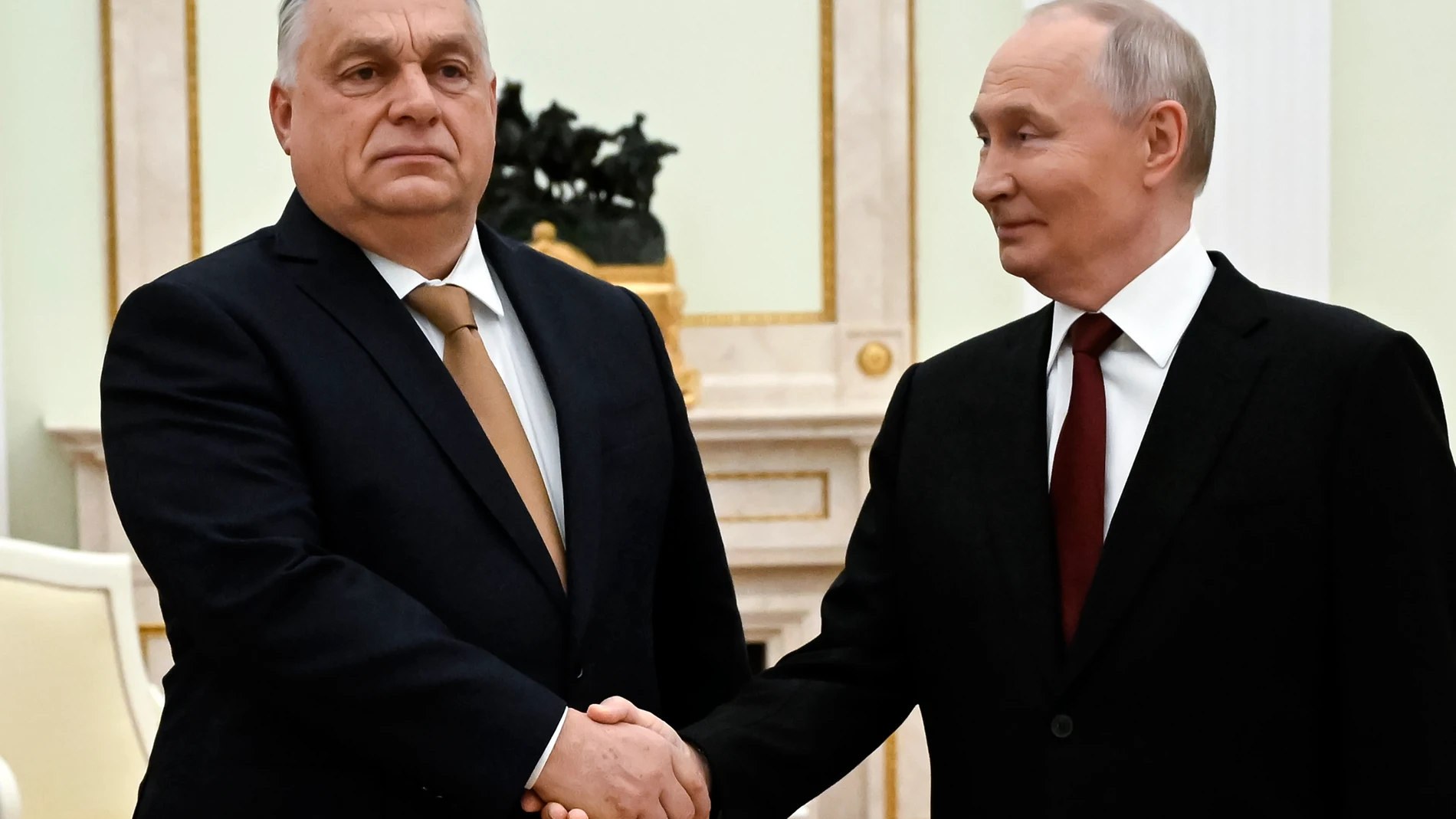 MOSCOW (Russian Federation), 28/11/2025.- Russian President Vladimir Putin (R) and Hungarian Prime Minister Viktor Orban shake hands during a meeting at the Kremlin in Moscow, Russia, 28 November 2025. (Hungría, Rusia, Moscú) EFE/EPA/ALEXANDER NEMENOV / POOL