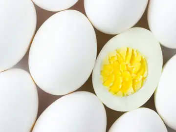 Seis alimentos que ayudan a quemar grasa mientras duermes después de los 50 Seis alimentos que ayudan a quemar grasa mientras duermes después de los 50