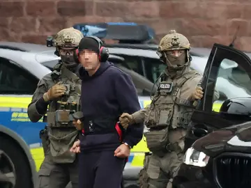 Court appearance for Ukrainian suspect in the Nord Stream pipeline sabotage KARLSRUHE (Germany), 28/11/2025.- Federal Police officers escort the arrested suspect, Ukrainian citizen Serhii K., from the Federal Supreme Court (BGH) to a helicopter in Karlsruhe, Germany, 28 November 2025. According to the Federal Public Prosecutor General's Office, Serhii K. was part of a group that placed explosive devices on the Nord Stream 1 and Nord Stream 2 gas pipelines near the island of Bornholm in September 2022, and he is alleged to have been one of the coordinators of the oper...