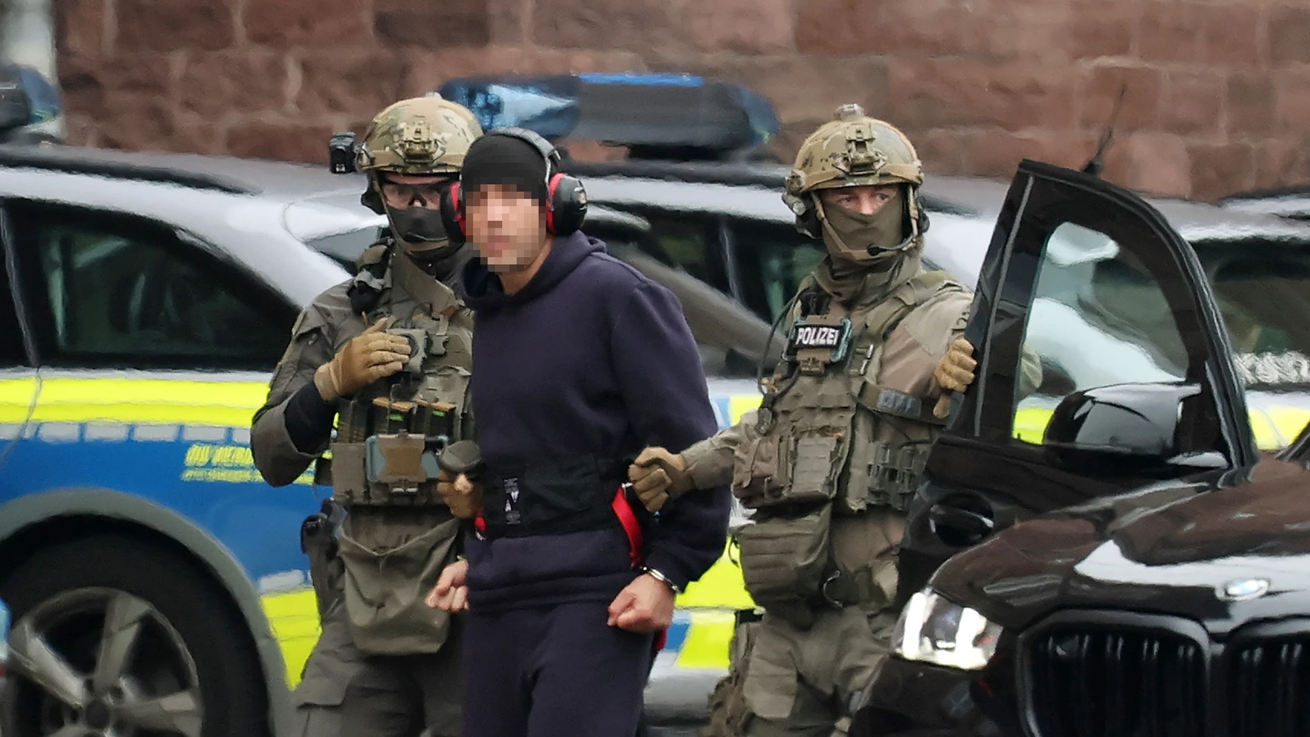 KARLSRUHE (Germany), 28/11/2025.- Federal Police officers escort the arrested suspect, Ukrainian citizen Serhii K., from the Federal Supreme Court (BGH) to a helicopter in Karlsruhe, Germany, 28 November 2025. According to the Federal Public Prosecutor General's Office, Serhii K. was part of a group that placed explosive devices on the Nord Stream 1 and Nord Stream 2 gas pipelines near the island of Bornholm in September 2022, and he is alleged to have been one of the coordinators of the oper...